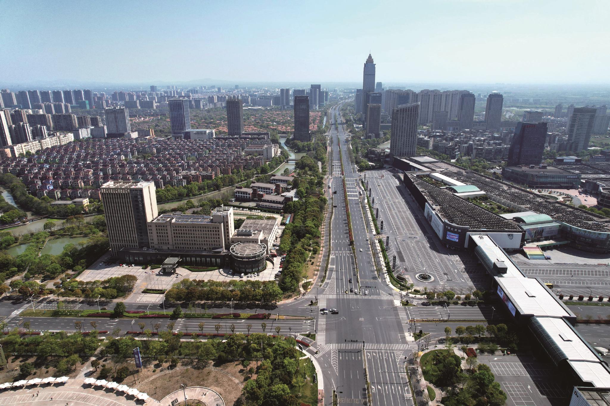 昨天,海宁市区繁忙的交通要道——海宁大道,安静了下来.