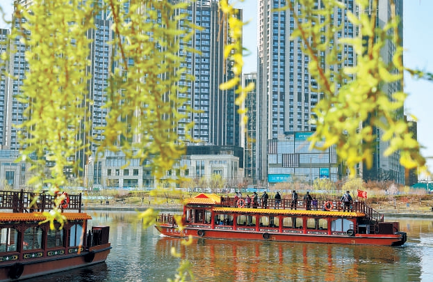 通州区奥体公园二号码头,游客乘上大运河游船,感受城市副中心的变化.