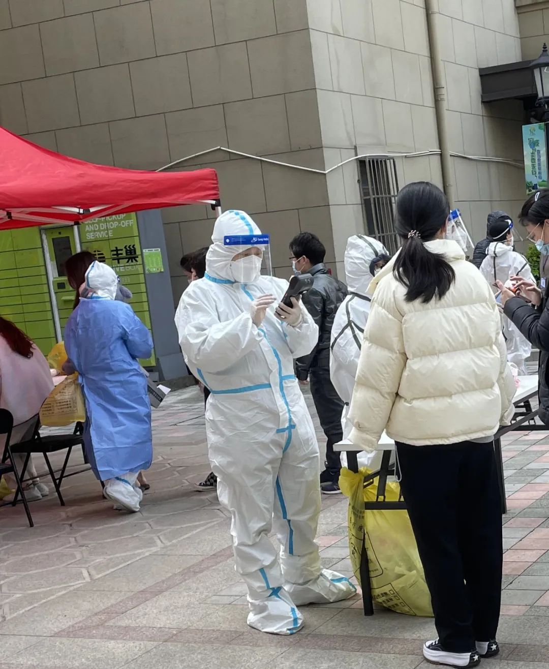 遍布上海各区华东师大教师化身大白小蓝同心守沪