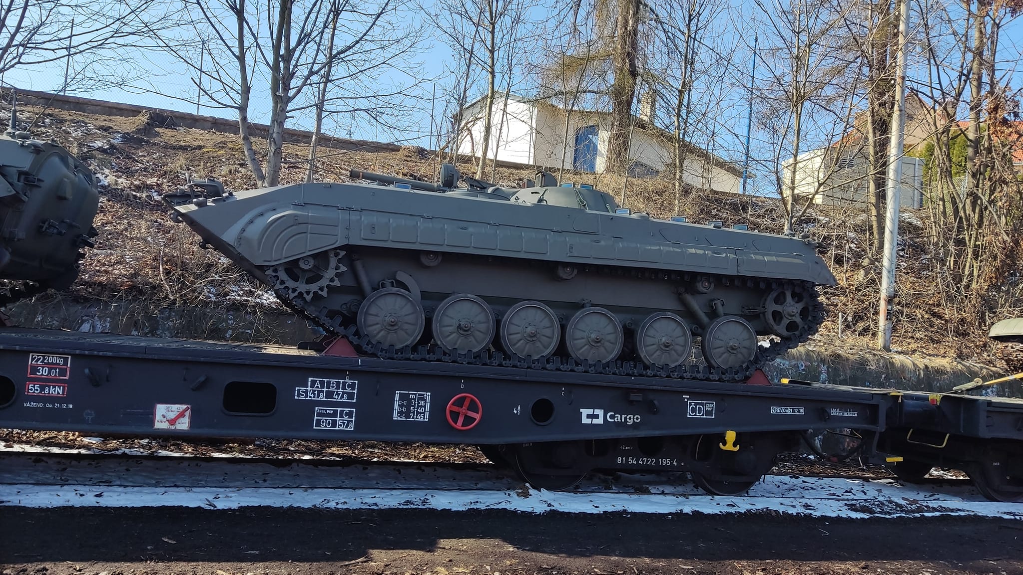 捷克用火车向乌克兰运送苏制坦克 破北约国家先例