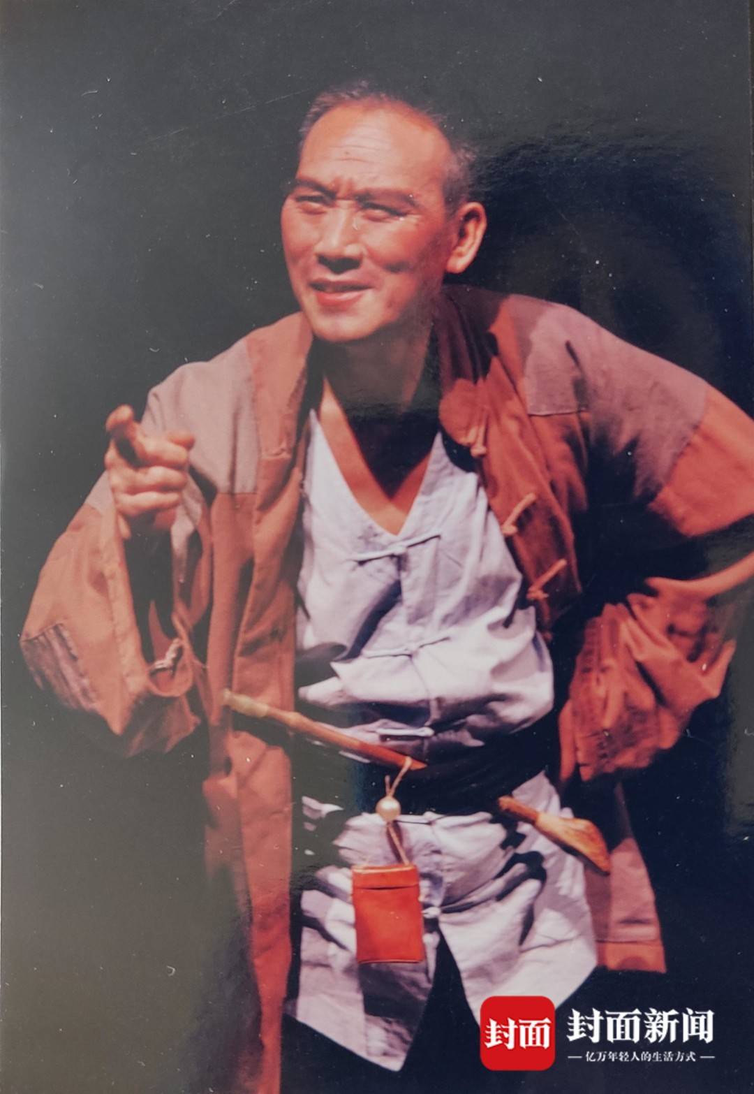 越上台阶来到书房,最显眼的,是他在《变脸》中饰演"水上漂"时,与"狗娃