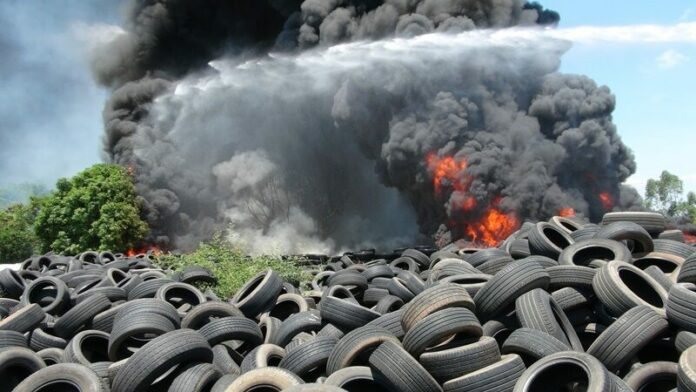 泰国巴真府市中心轮胎店发生火灾4000多条废旧轮胎起火
