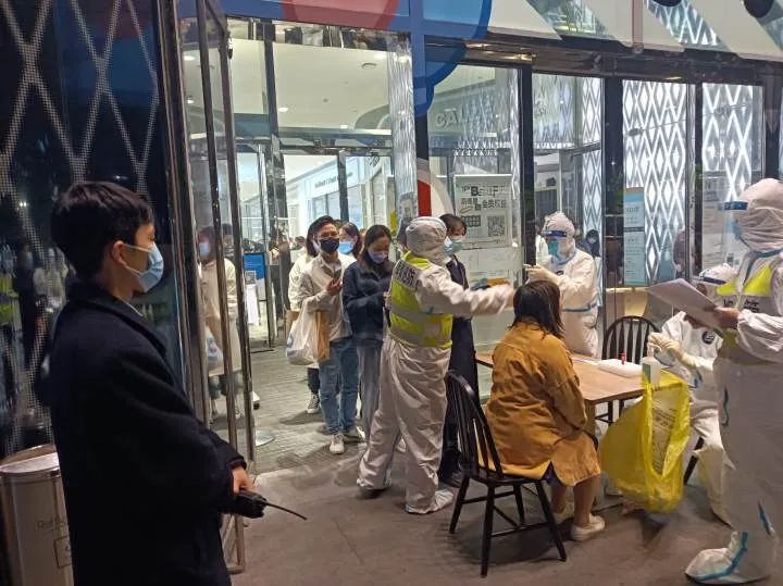 刻意隐瞒行程 两人被杭州警方调查 昨晚00余人滞留来福士 疫情 新浪财经 新浪网 刻意隐瞒行程 两人被杭州警方调查 昨晚00余人滞留来福士 疫情 新浪财经 新浪网