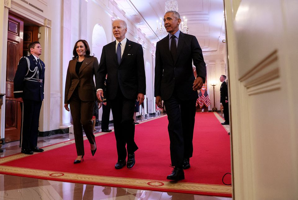 奥巴马（右一）重返白宫与拜登（右二）聊“医改” 图自外媒