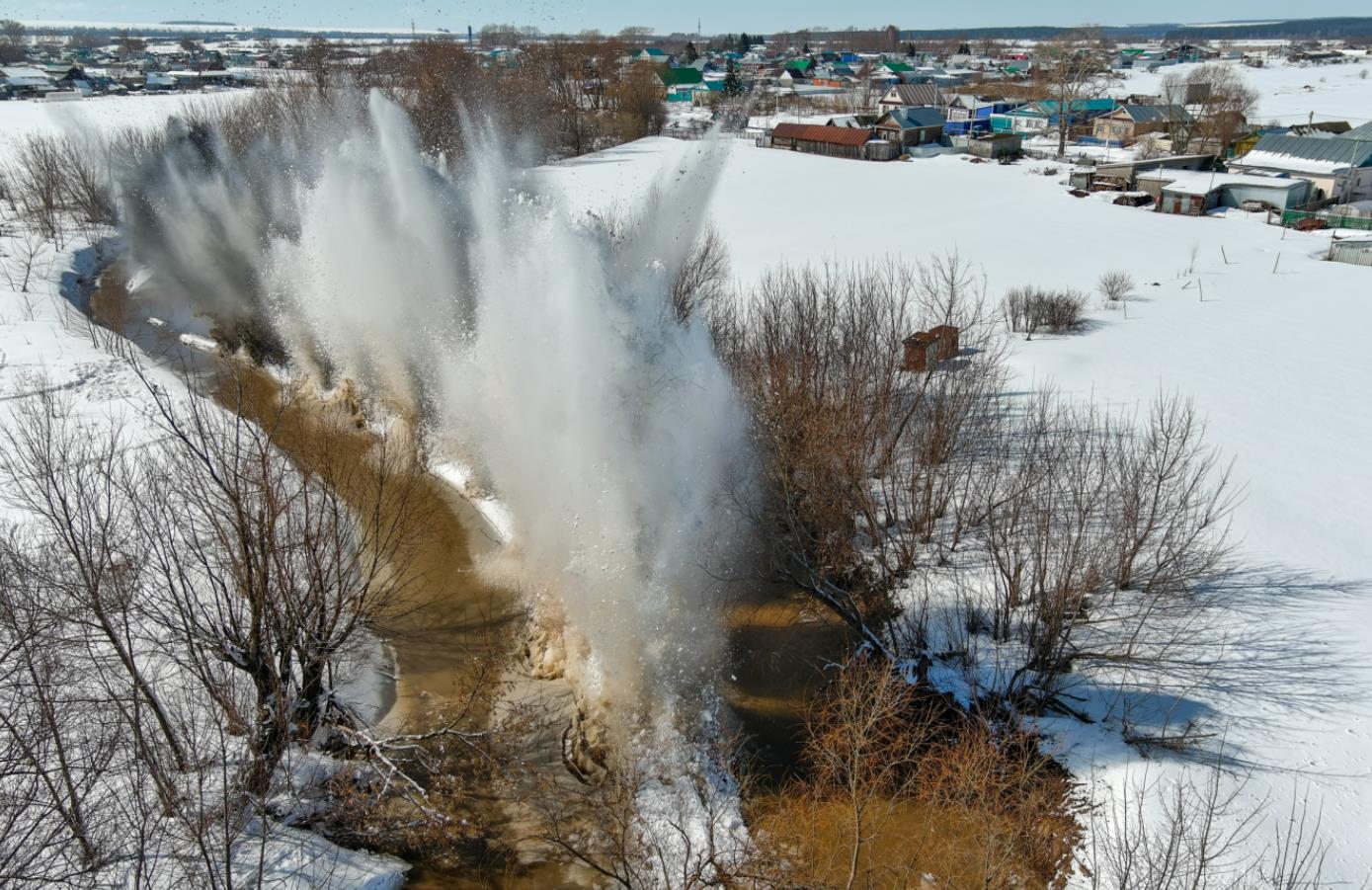 当地时间4月5日,俄罗斯鞑靼斯坦当地工程人员为防止发生凌汛灾害,对