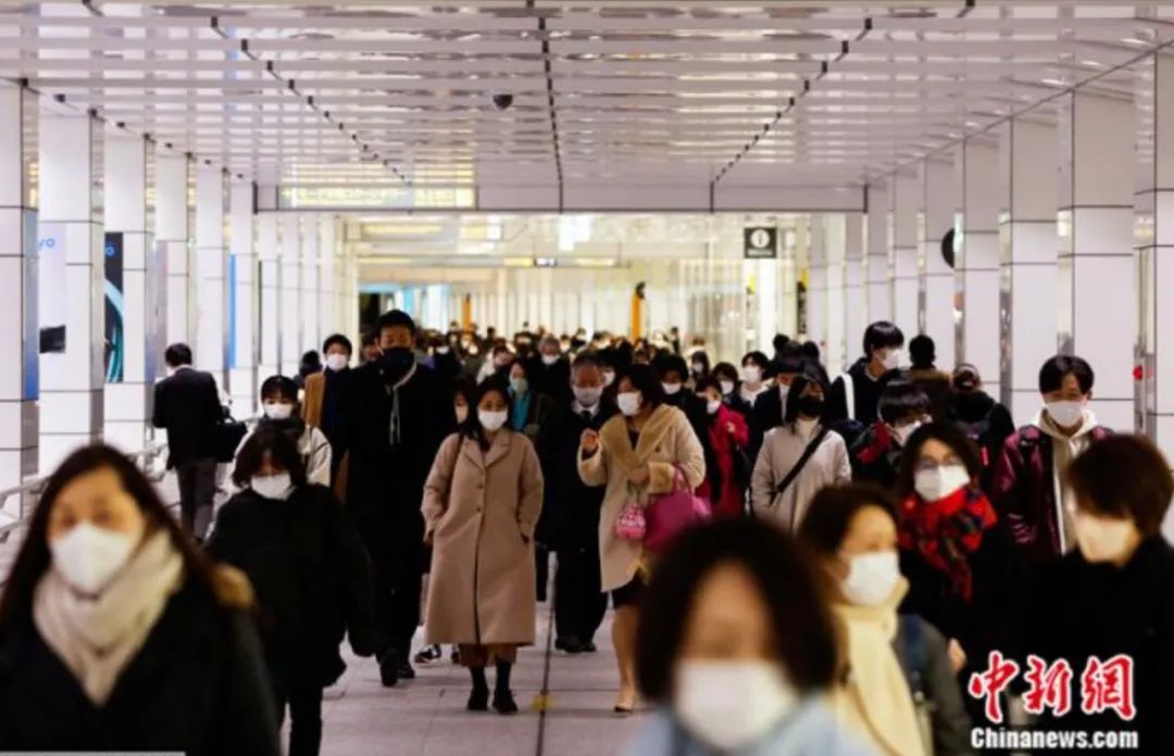 日本民众戴着口罩走过东京一座火车站的大厅。（图片来源：中新网）