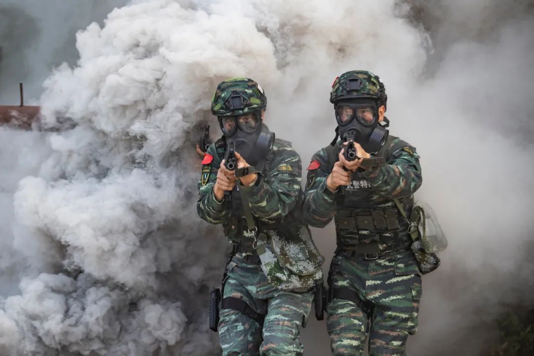 高清大图丨直击武警特战队员反恐综合演练