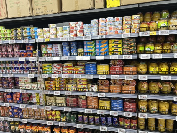 4月3日,记者在位于北京市西城区月坛南街的物美超市罐头产品货架上