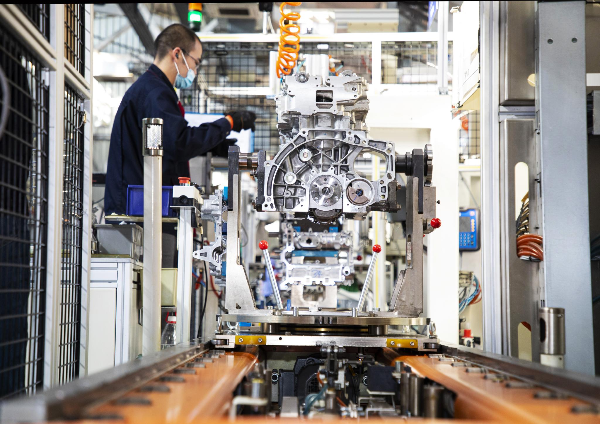 发动机生产线工人加紧生产