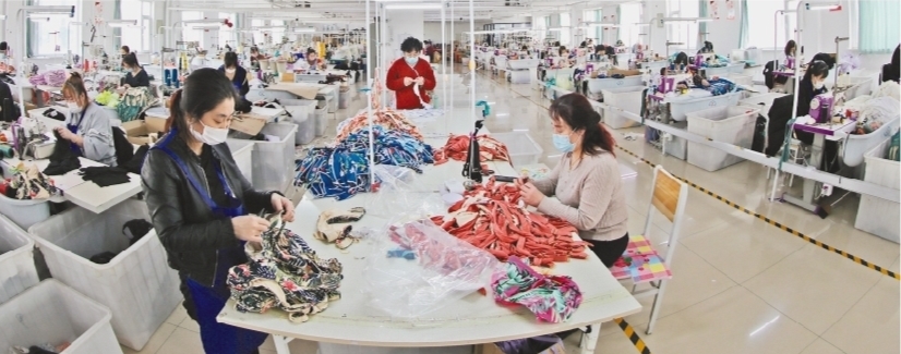 葫芦岛市斯达威泳装产业园生产车间.本文图片由本报特约记者田嘉摄