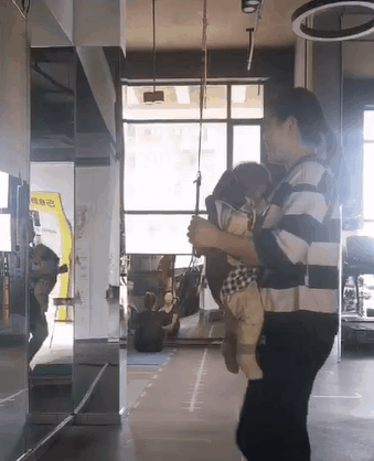 　　慧香背着孩子健身