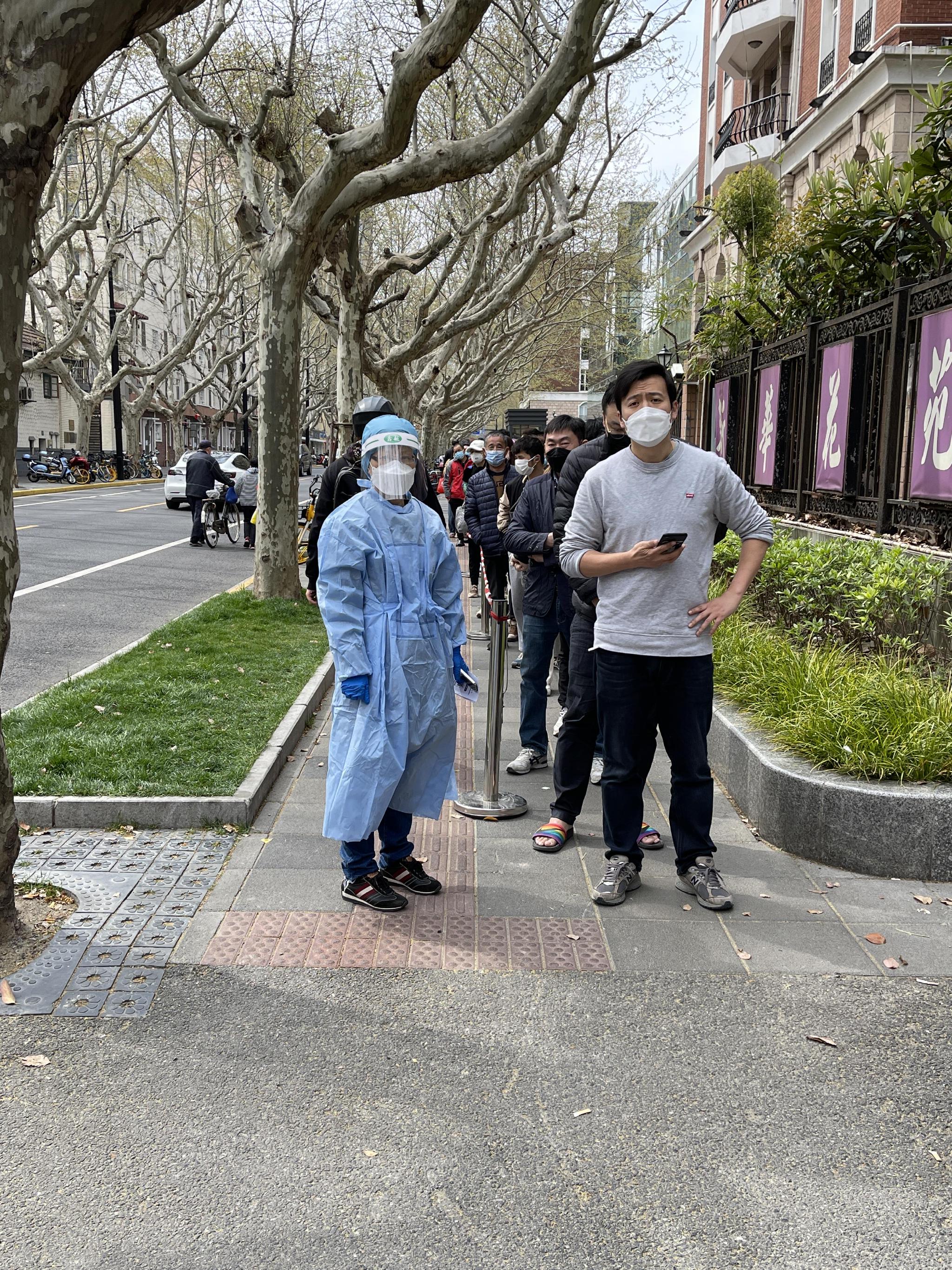 上海市消保委秘书处党支部党员陈敏在社区维持秩序.资料图片