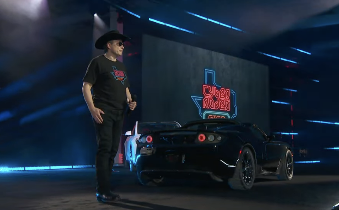 马斯克化身得州牛仔出现在舞台之上 来源：特斯拉官方