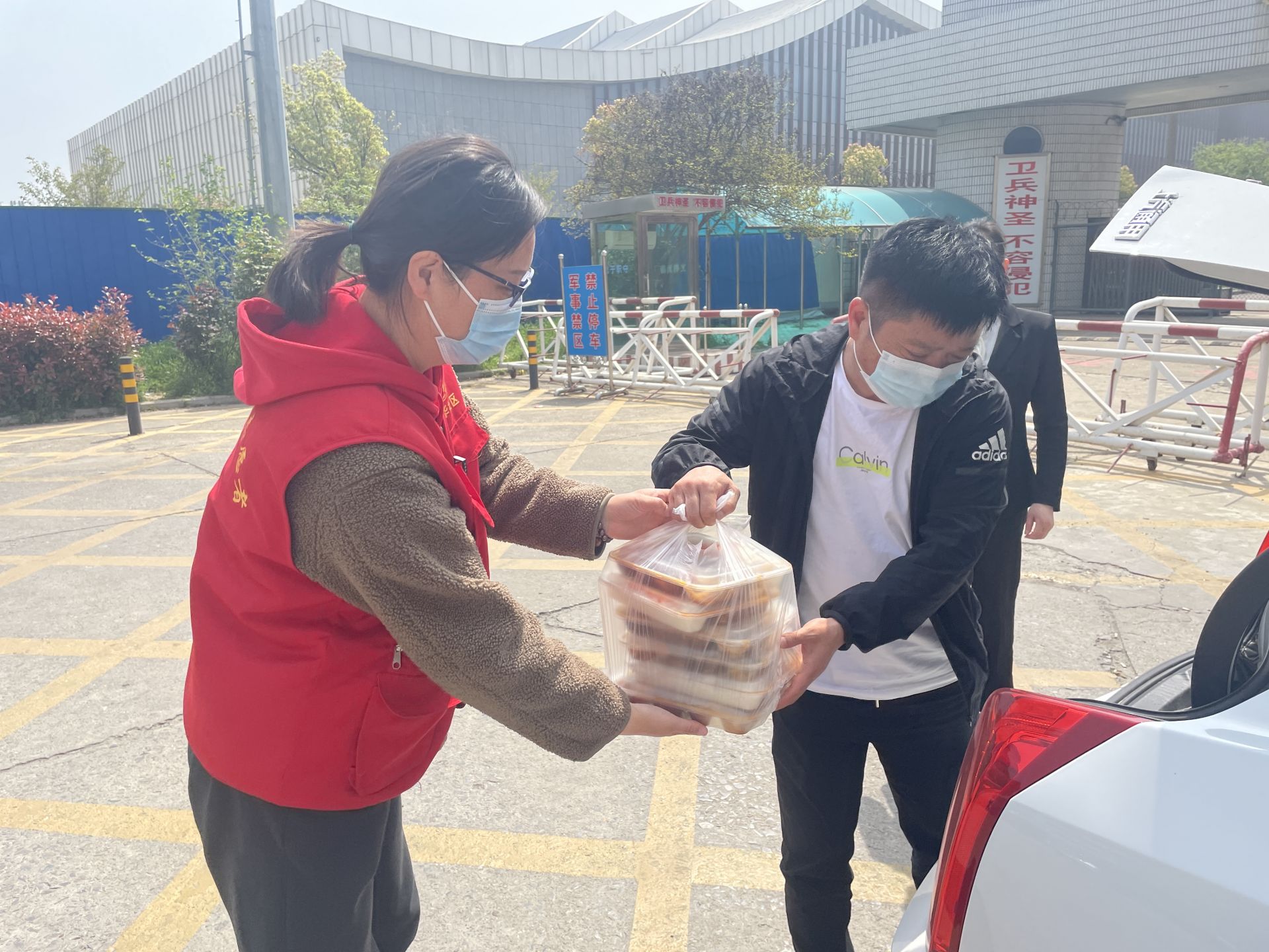 他为社区防疫人员送上爱心盒饭