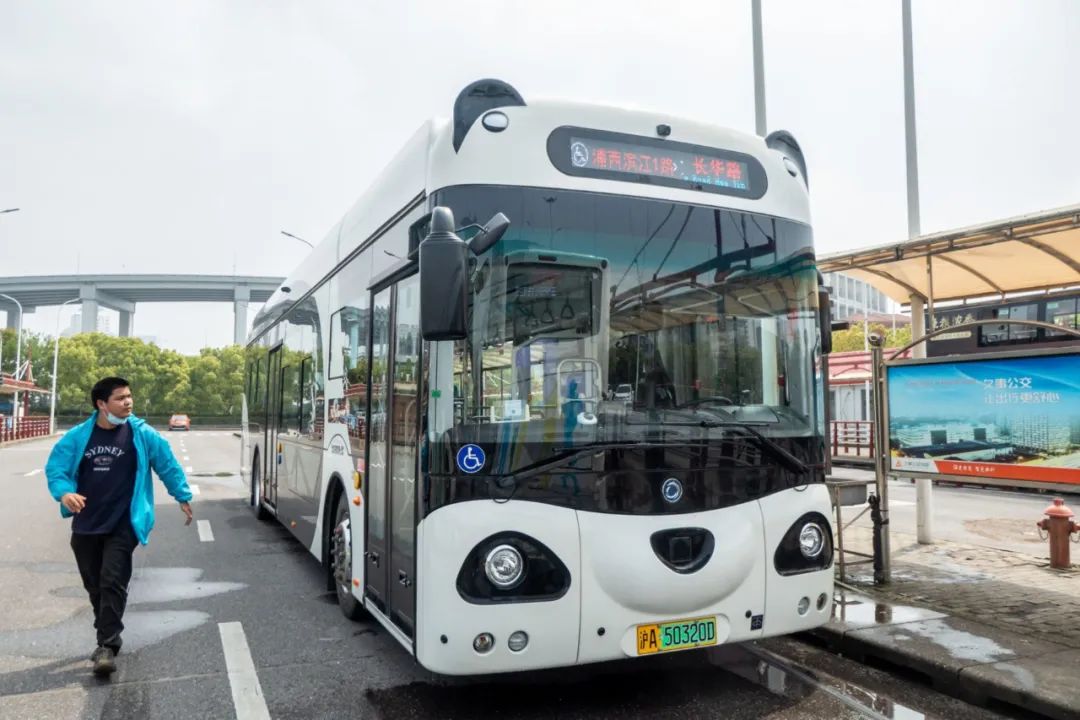 ▲根据上海版“十四五”规划，到2025年公交车、公务车、中心城区载货汽车等车辆将全部更换为新能源车。图片来源：Alamy