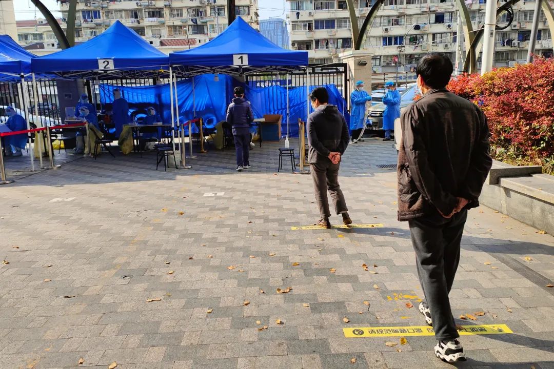 7日,上海,市民排队参加核酸检测.