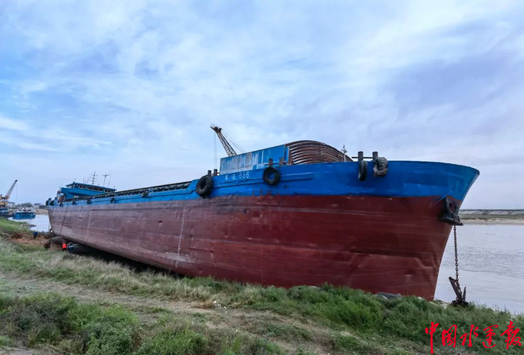 千吨货轮搁浅赣江 南昌海事部门护航救援