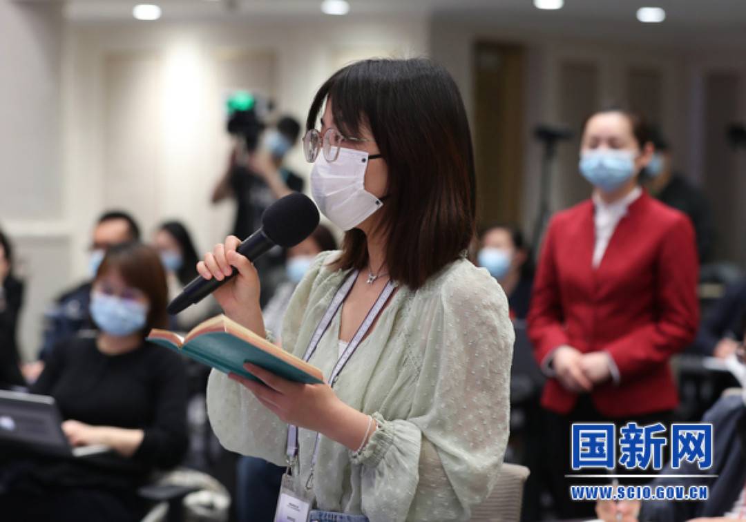 封面新闻记者提问(图片来源:国新网)