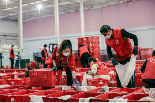 △目前，“多多买菜”奉贤仓100多位买菜员工都坚守在一线，持续为上海抗疫物资的保供保价出一份力。