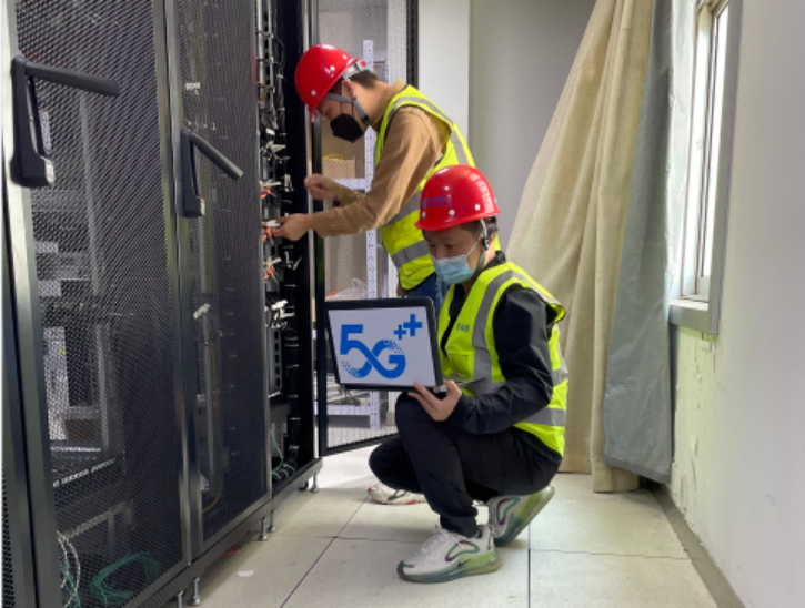 (图注:湖北移动技术人员在机房进行5g测速)