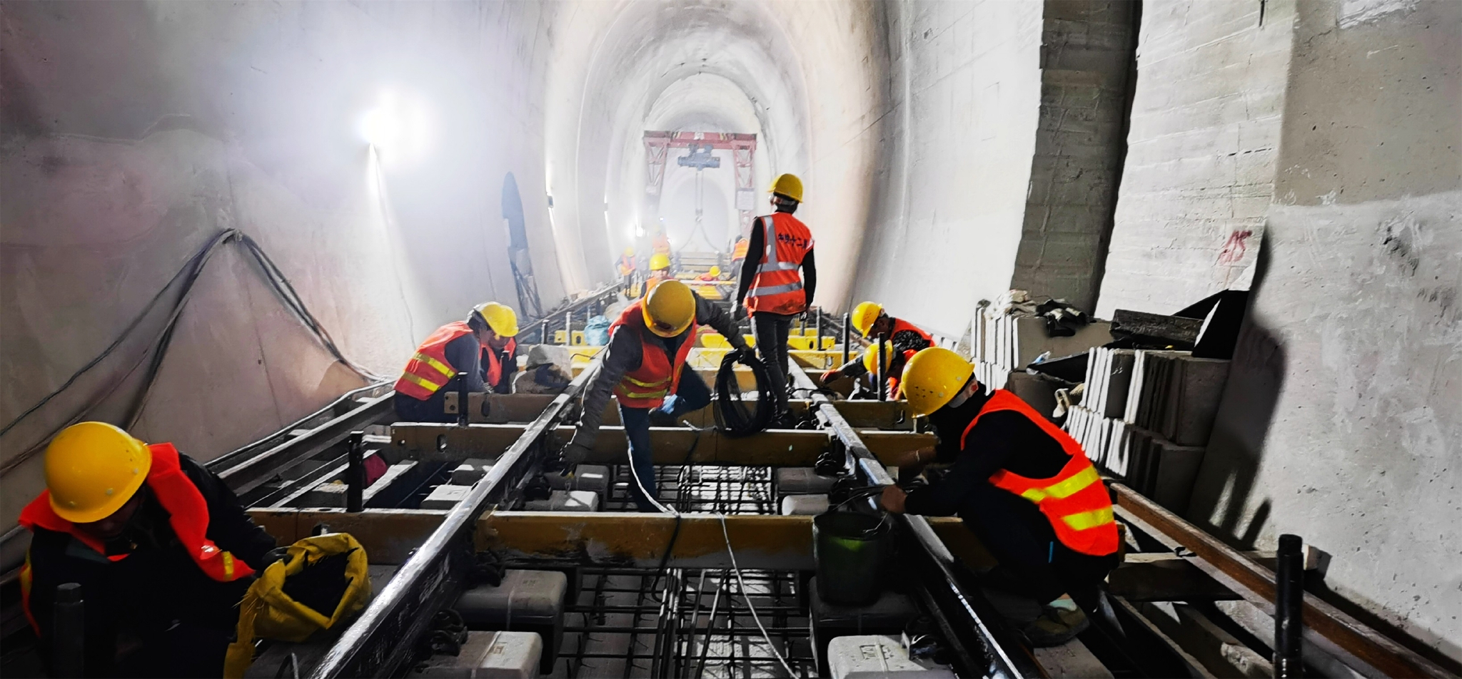 施工人员在营盘山隧道内作业 .石勇 摄