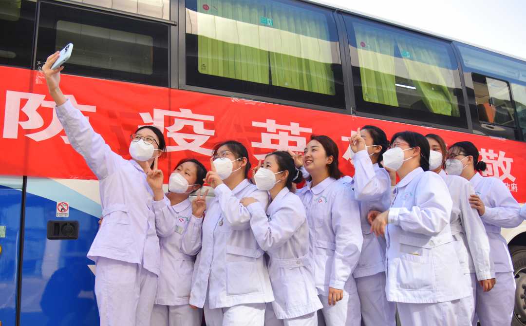 安徽当涂欢送白衣天使致敬抗疫战士中经视觉