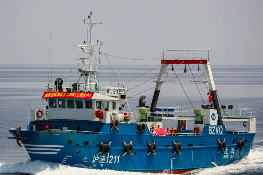 渔民展开五星红旗，被军舰护航安全通过亚丁湾！