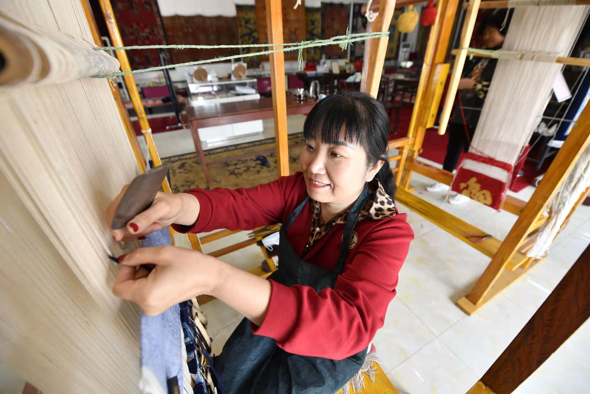 在河北省廊坊市文安县华盛宫毯坊,宫毯织造艺人正在织造宫毯.王晖摄