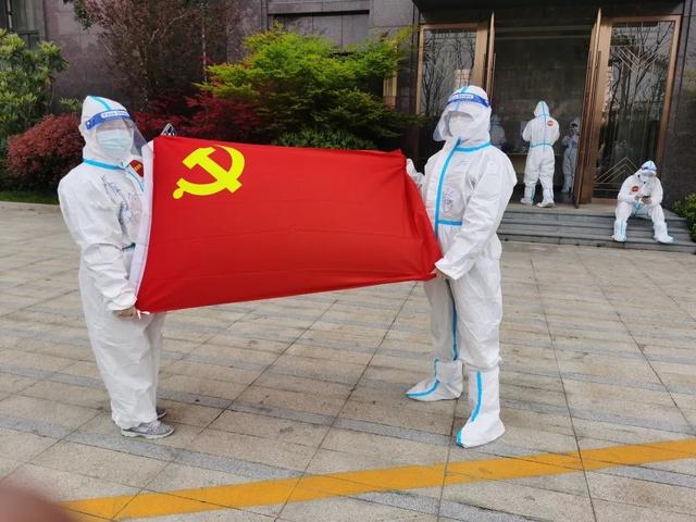 抗疫一线党旗飘扬