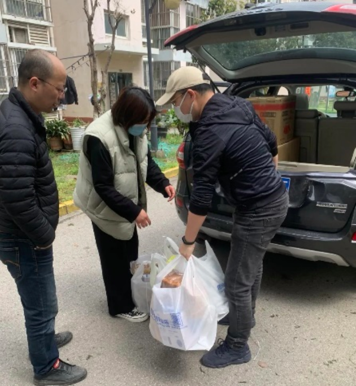疫情期間家樂福員工用電瓶車、手推車、私家車為集單居民履約 圖片來源：企業供圖