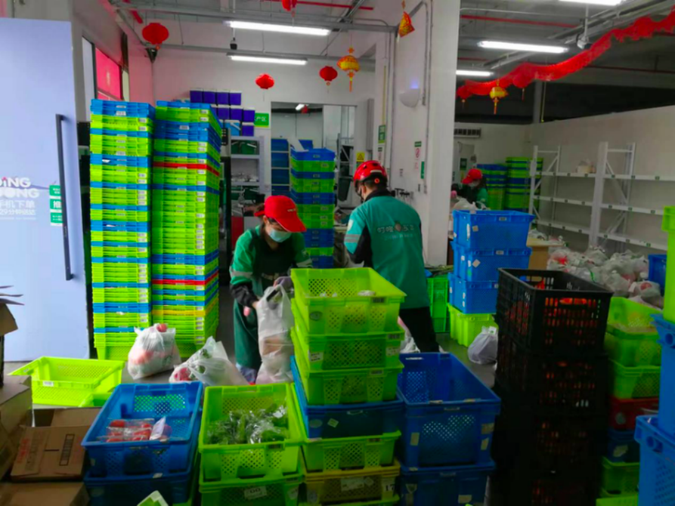 寶山區的淞發站，分揀員、配送員們都在忙碌地穿梭 圖片來源：企業供圖