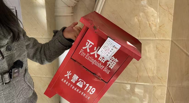 该单元每层楼都摆放有灭火器箱,一些灭火器箱上并无消防封条,箱内只放