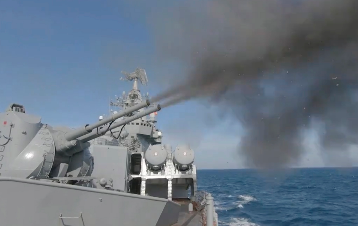 俄罗斯黑海舰队导弹巡洋舰在黑海海域进行模拟炮战。（资料图）