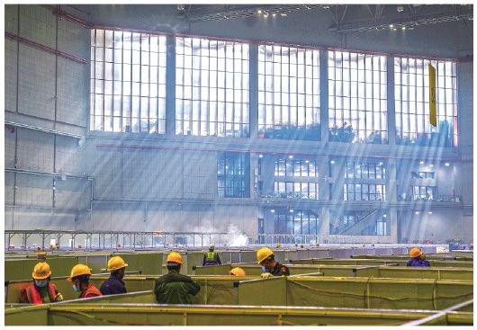 4月7日，工人在国家会展中心（上海）内作业。新华社记者丁汀摄