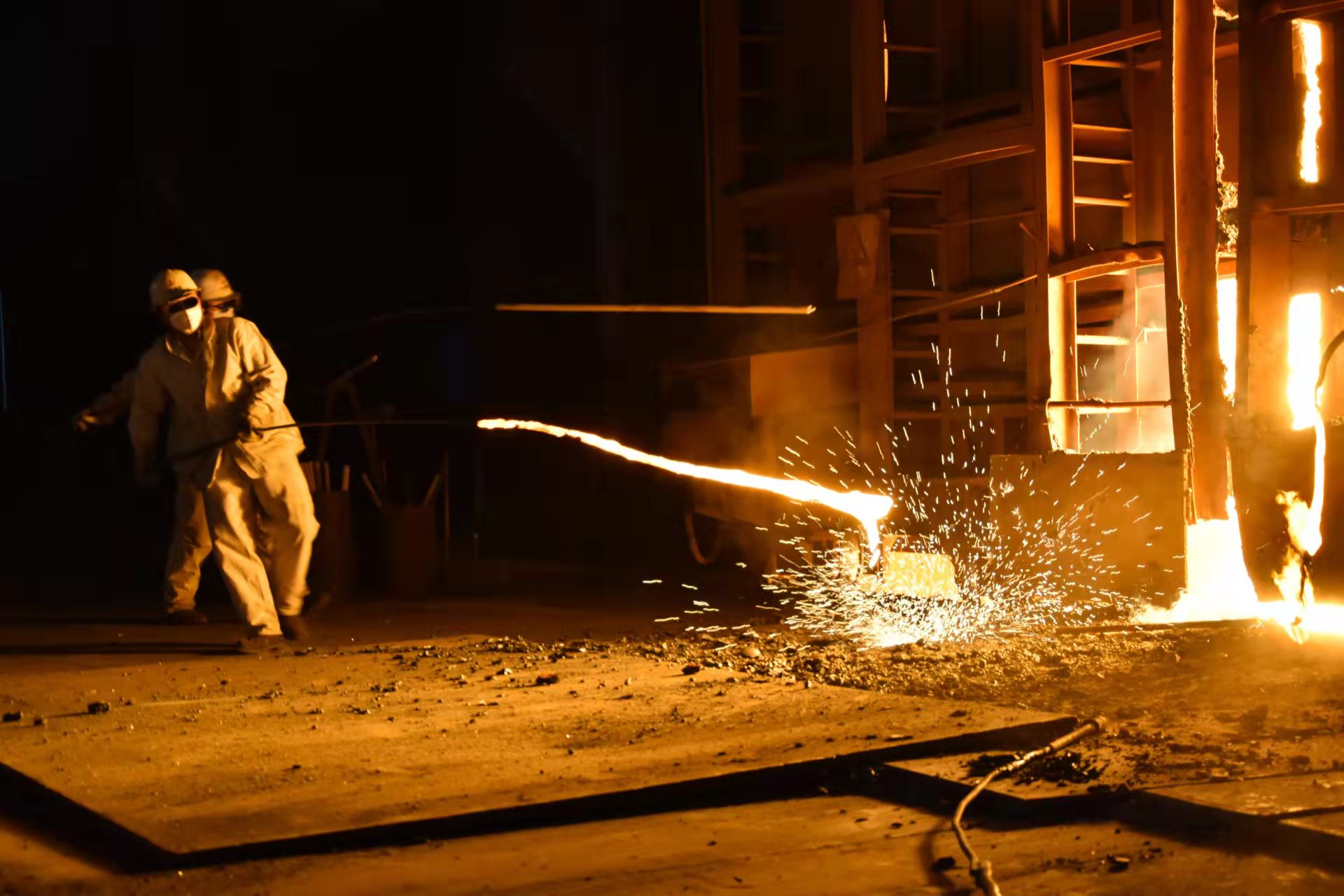 在丰润区一家钢铁企业,复工的炉前工进行转炉取样测温.齐磊摄