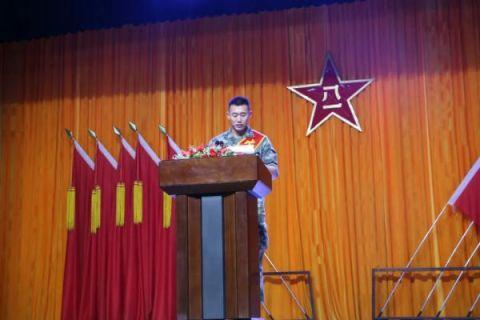 这个中尉真硬核荣立4次三等功荣誉证书铺满地