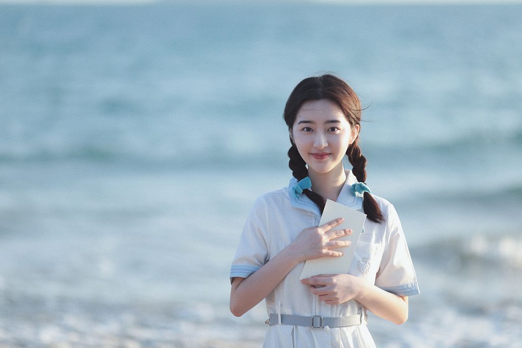 邓恩熙海边清新写真释出 扎双马尾活力阳光笑容满分_高清图集_新浪网