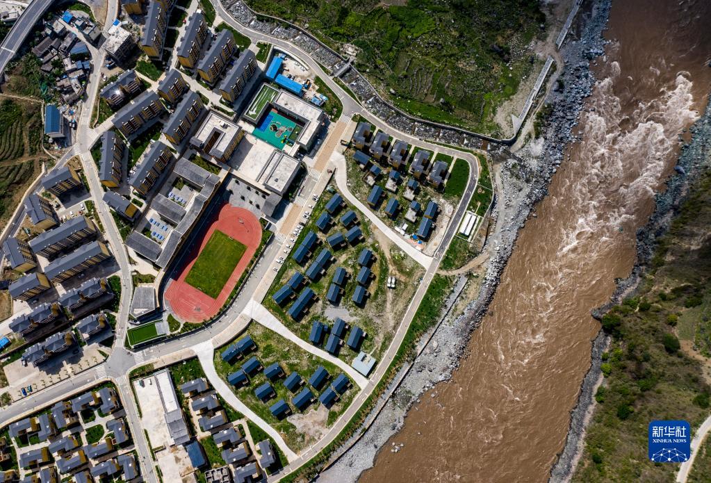 位于怒江边的云南省怒江傈僳族自治州泸水市大兴地镇格力小学(2020年5月18日摄,无人机照片)。新华社记者 江文耀 摄