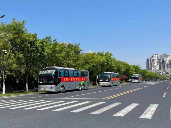 整装待发的援沪医疗车队。 图片由安徽省卫健委提供