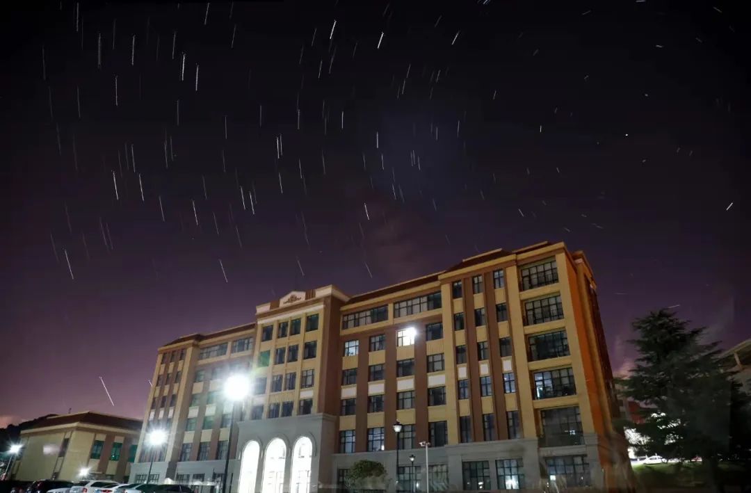 婆娑教学楼和宿舍楼内外灯光璀璨四方爱心亭的上空星光熠熠四方校区