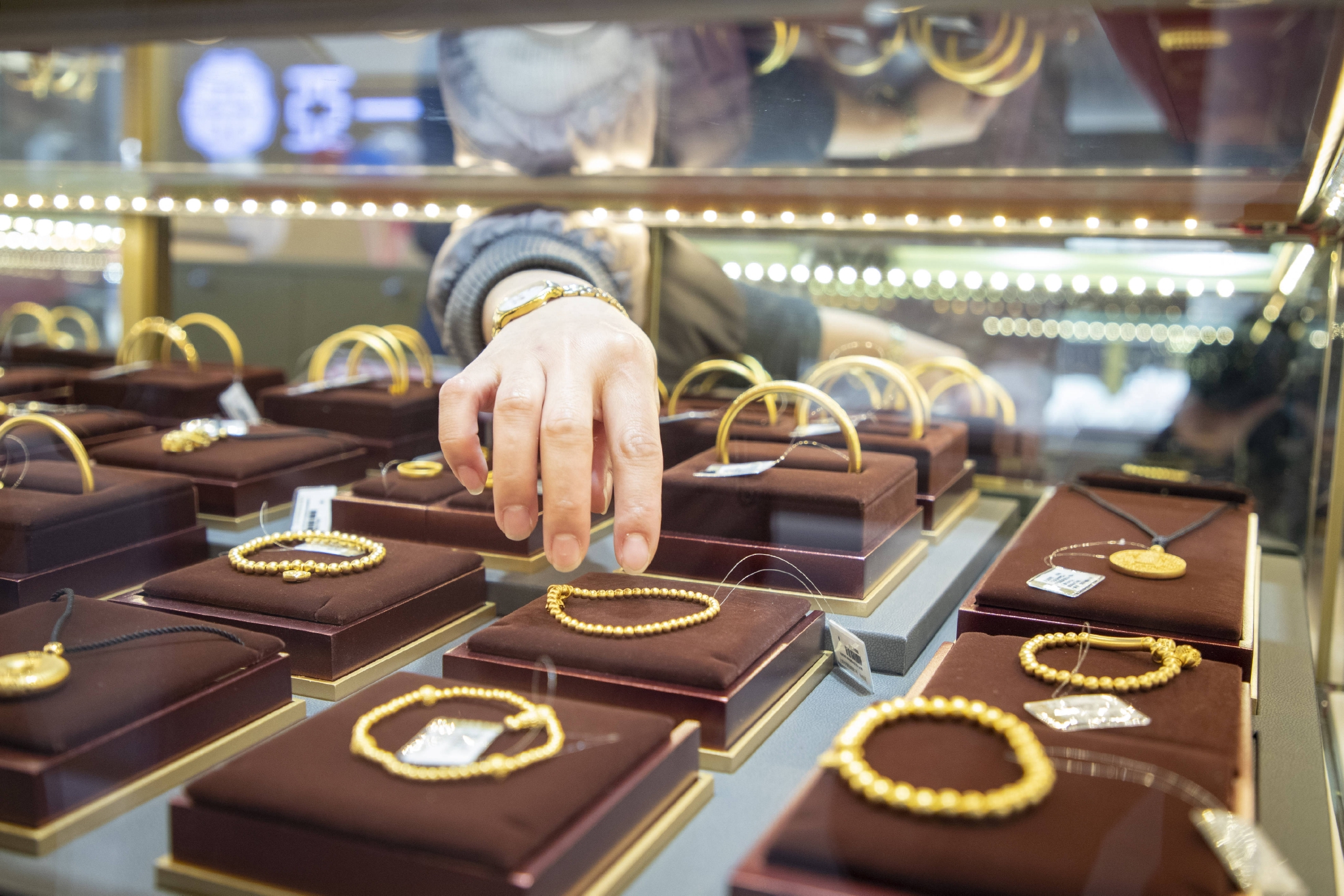 柜台里的黄金首饰.