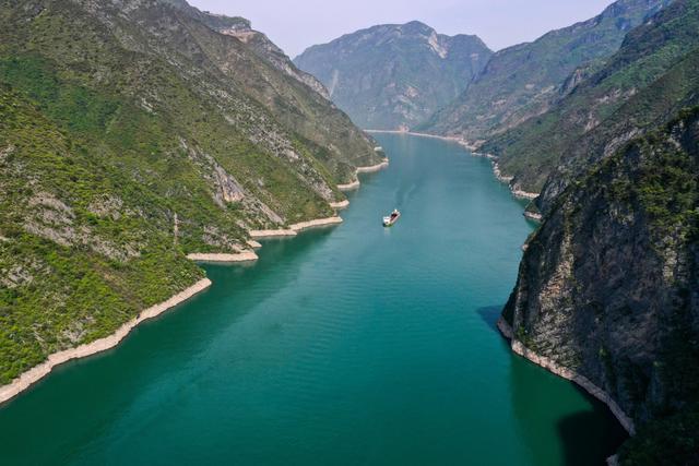 一江碧水两岸青山