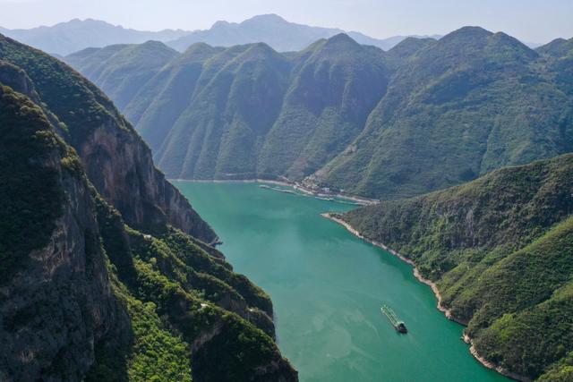 这是4月9日拍摄的长江巫山段景象(无人机照片).新华社记者王全超摄