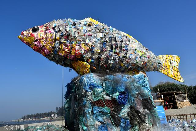 孟加拉国居民用塑料垃圾做成鱼雕像呼吁保护海洋