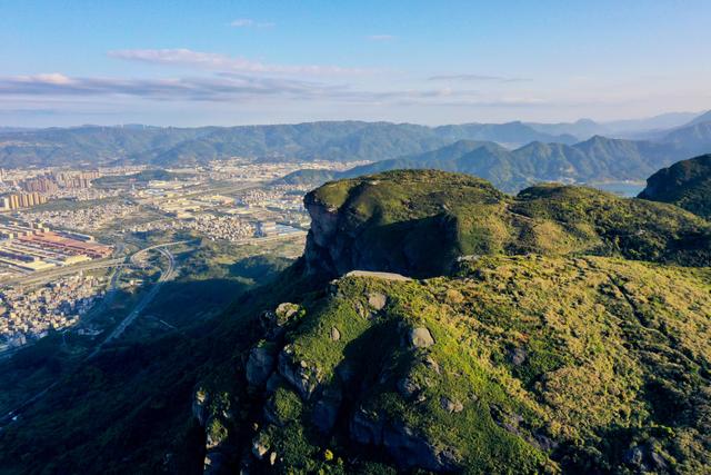 4月8日拍摄的五虎山国家森林公园主峰风景(无人机照片).