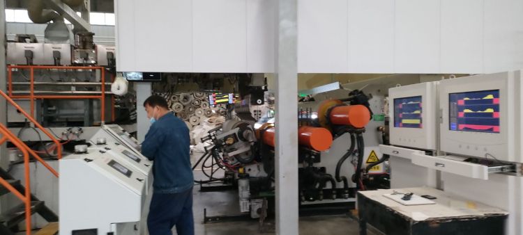 图为河北中科华胜新材料有限公司现代化的生产车间，个人在操作机器进行生产。 河北日报通讯员杨新廷摄