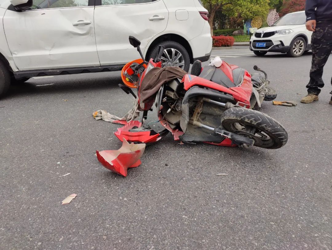 一个"没注意":闯了1次红灯,断了5根肋骨