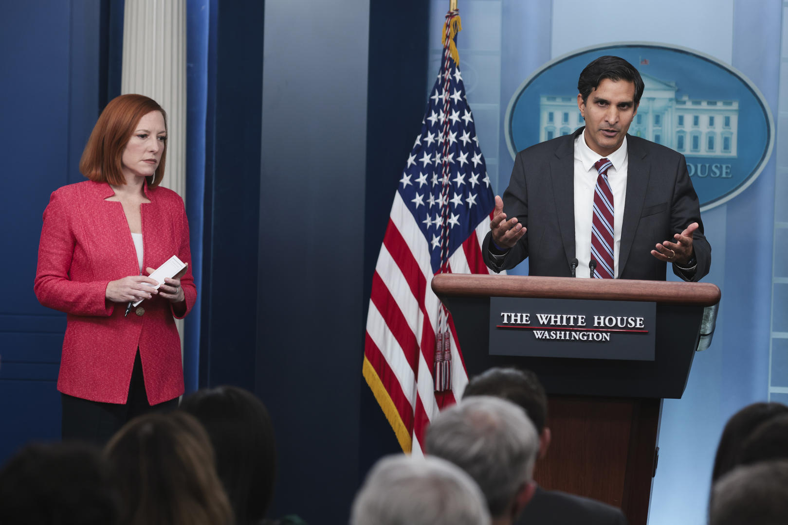 ↑2月24日，美国华盛顿，达利普·辛格同白宫新闻秘书普萨基出席新闻发布会。图据东方IC