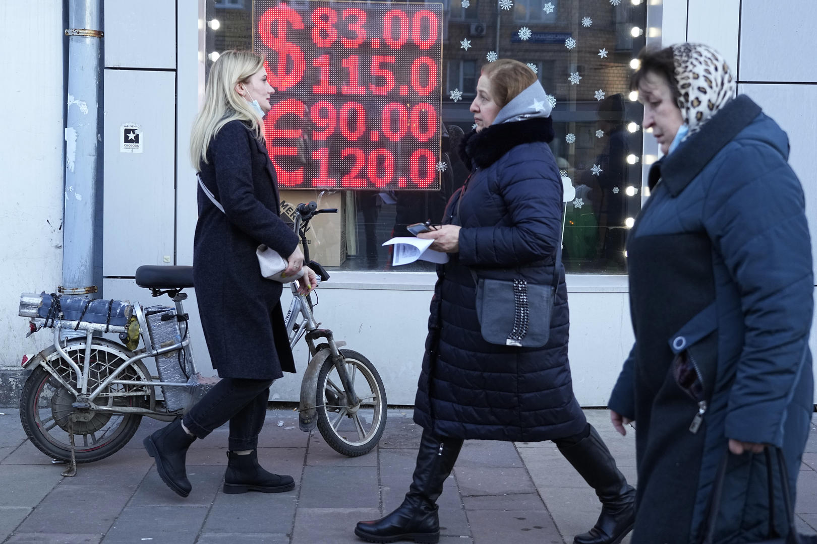 ↑2月28日，俄罗斯莫斯科，受地缘政治局势紧张影响，俄罗斯金融市场出现大幅震荡，卢布汇率连日下跌。图据视觉中国