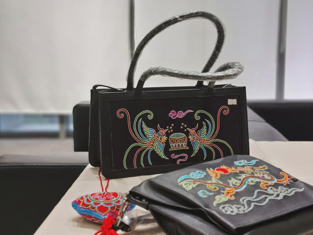 建线上博物馆办实体展北外学生把非遗马尾绣搬进校园